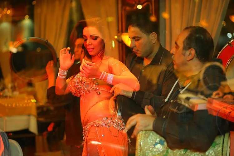 Orientalische Show bei Bootsfahrt